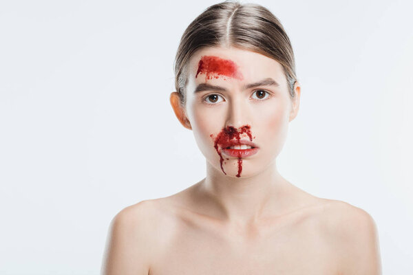 жертва домашнего насилия с кровью на лице, изолированной на белом
