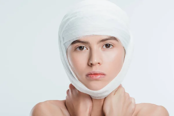 Zbliżenie Dorosłej Kobiety Bandaże Głowie Białym Tle — Zdjęcie stockowe