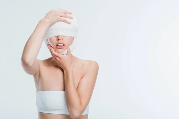 Mulher Com Ataduras Tocando Cabeça Após Cirurgia Plástica Isolada Branco — Fotografia de Stock