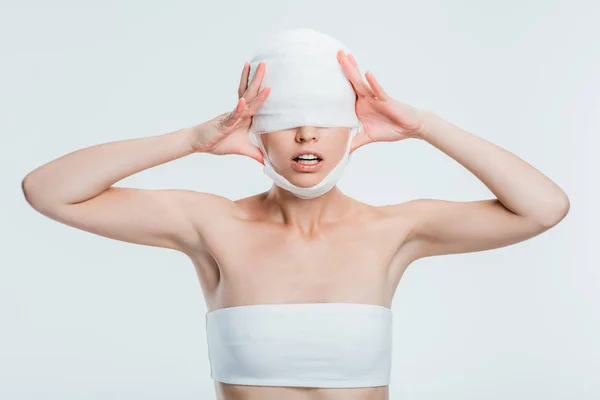 Mulher Com Ligaduras Tocando Cabeça Isolada Branco — Fotografia de Stock