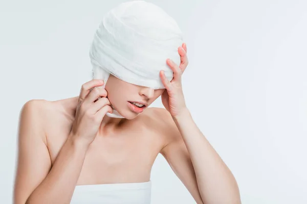 Femme Avec Des Bandages Touchant Tête Isolé Sur Blanc — Photo gratuite