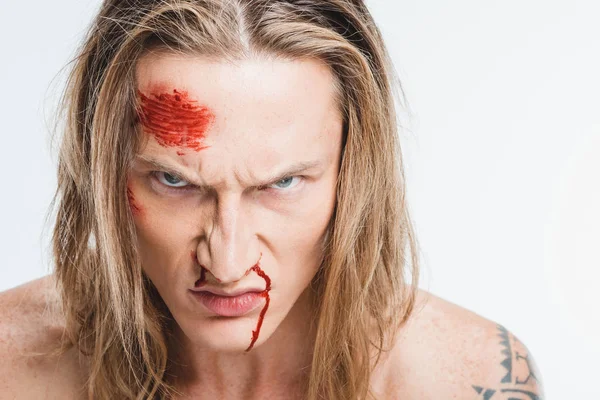 Kızgın Adam Yüzünde Beyaz Izole Kanlı Yaralar Ile Yakın Çekim — Stok fotoğraf
