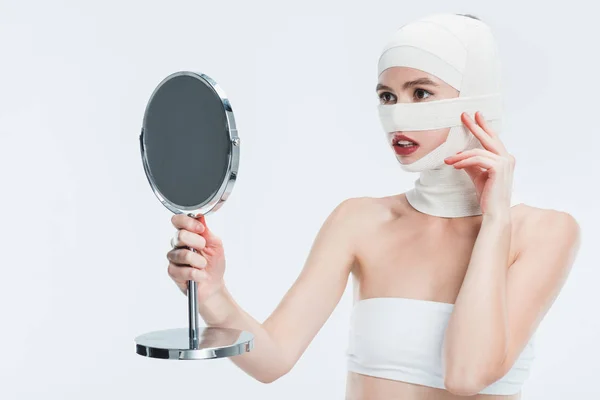 Mulher Com Ligaduras Sobre Cabeça Olhando Espelho Isolado Branco — Fotografia de Stock