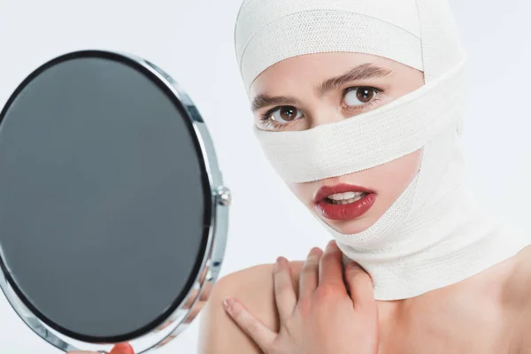 Close Mulher Com Ligaduras Sobre Cabeça Segurando Espelho Olhando Para — Fotografia de Stock