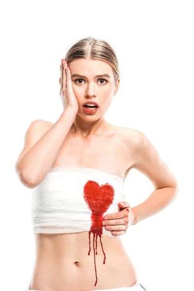 Dorosła Kobieta Przestraszony Bandaże Skrwawione Serce Białym Tle — Darmowe zdjęcie stockowe