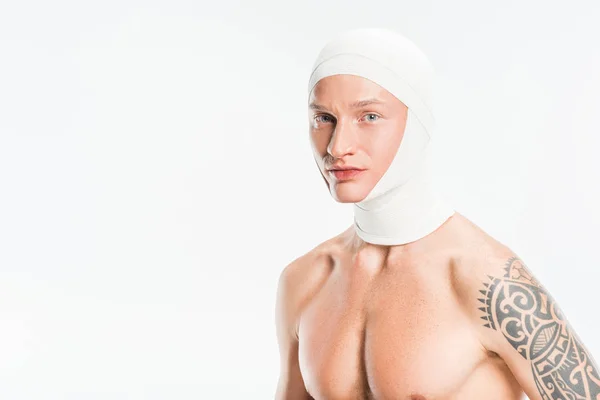 Volwassen Knappe Man Met Bandages Hoofd Plastische Chirurgie Geïsoleerd Wit — Gratis stockfoto