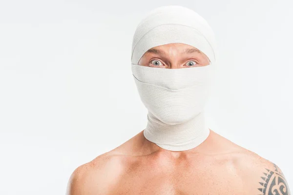 白で隔離整形手術後白い包帯で覆われて男の顔のクローズ アップ — ストック写真