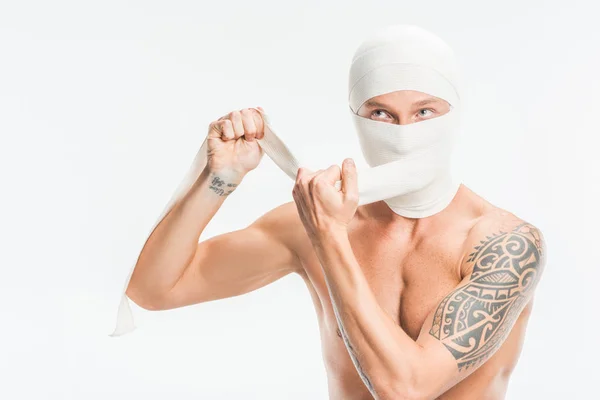 Hombre Desnudo Quitando Vendas Cabeza Después Cirugía Plástica Aislado Blanco — Foto de Stock