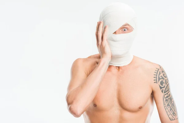 Spaventato Uomo Nudo Con Bende Sopra Testa Dopo Chirurgia Plastica — Foto stock gratuita