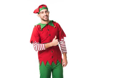 gülümseyen adam kameraya bakarak ve başparmak yukarıya beyaz izole işareti yapıyor Noel elf kostümü