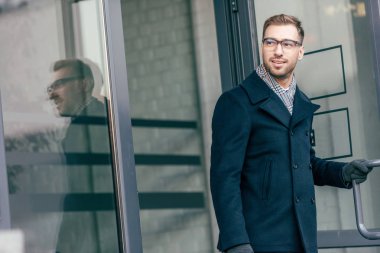 binayı terk bardaklarda yetişkin yakışıklı adam 