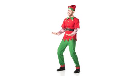 beyaz izole heyecan içinde Noel elf kostümü outstreching içinde neşeli adam eller