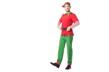 Noel elf kostümü kamerayla bakarak beyaz izole kalça üzerinde eller erkek gülümseyen
