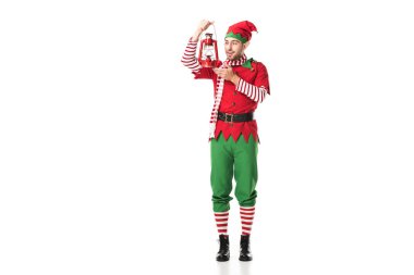 Noel elf kostüm üzerine beyaz izole kırmızı fener tutarak gülümseyen adam