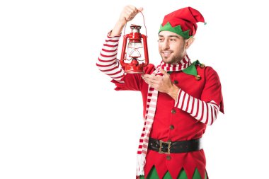 Noel elf kostüm üzerine beyaz izole kırmızı fener tutarak gülümseyen adam