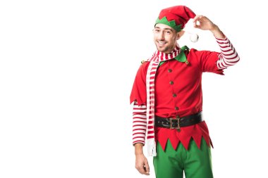 gülümseyen adam önemsiz şey tutarak ve üzerinde beyaz izole kamera bakarak Noel elf kostümü