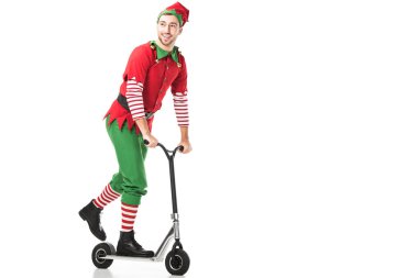 neşeli Noel elf erkekte kostüm binme itme-döngüsü ve seyir uzağa üzerinde beyaz izole