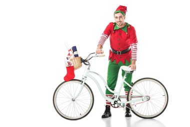 mutlu gülümseyen adam bisiklet sepet beyaz izole hediye dolu ile yakın duran Noel elf kostümü