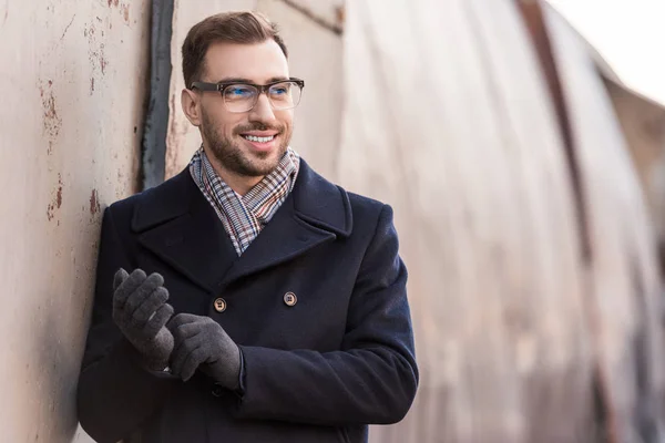 Hombre Sonriente Guapo Pie Cerca Pared Metal Rústico — Foto de Stock