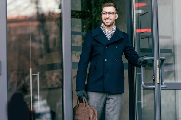 Adulto Sorrindo Bonito Homem Óculos Com Saco Deixando Edifício — Fotografia de Stock