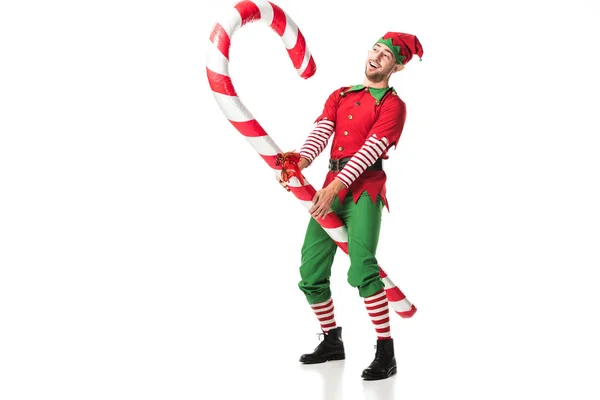 Vrolijke Man Kerst Elf Kostuum Rijden Grote Candy Cane Geïsoleerd — Stockfoto