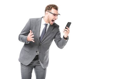 beyaz izole smartphone, bağıran kızgın yetişkin iş adamı