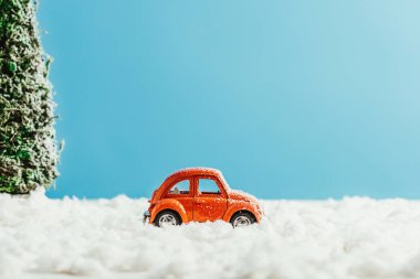 Pamuk mavi zemin üzerine yapılan kar tarafından sürme oyuncak araç yan görünüm