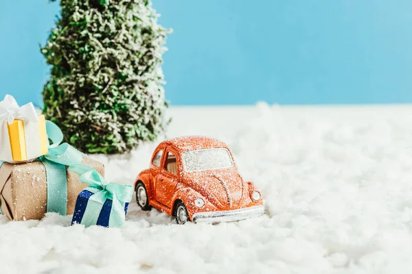 Nahaufnahme Eines Spielzeugautos Mit Geschenken Und Weihnachtsbaum Auf Schnee Aus — Stockfoto