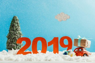 oyuncak araba, hediyeler ve kar için yeni yıl Noel ağacına büyük kırmızı 2019 sayılarla