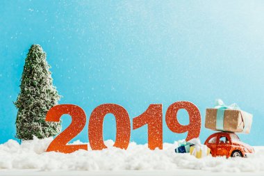 oyuncak araba, hediyeler ve kar için yeni yıl Noel ağacına büyük kırmızı 2019 sayılarla