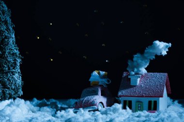 Noel hediye ve gecede karla kaplı ev oyuncak araba yakın çekim çekim