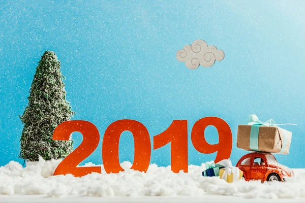 Grandes Números Rojos 2019 Con Coche Juguete Regalos Árbol Navidad —  Fotos de Stock
