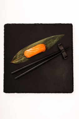 Nigiri suşi yemek çubukları üzerinde siyah Arduvaz ile servis karides ile üstten görünüm