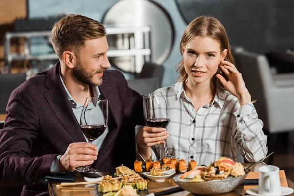 Schönes Junges Erwachsenes Paar Trinkt Wein Und Isst Sushi Restaurant — kostenloses Stockfoto