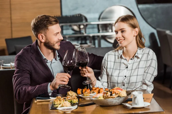 Hermosa Pareja Tintineando Mientras Cenan Restaurante — Foto de Stock