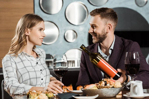 Man Biedt Zijn Mooie Vriendin Wijn Terwijl Met Diner Restaurant — Stockfoto