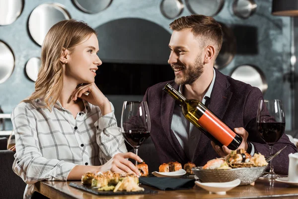 Schöner Mann Bietet Seiner Freundin Wein Während Sie Restaurant Abend — Stockfoto