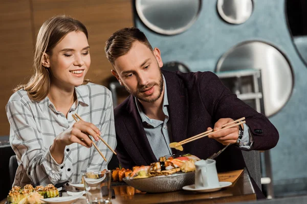 Felice Giovane Coppia Adulta Mangiare Panini Sushi Nel Ristorante — Foto Stock