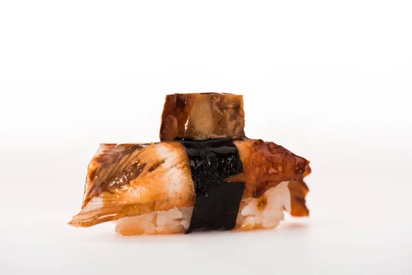 Delizioso Sushi Nigiri Con Anguilla Affumicata Isolato Bianco — Foto stock gratuita