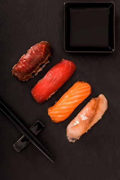 Vista Superior Del Delicioso Sushi Sashimi Pizarra Negra —  Fotos de Stock