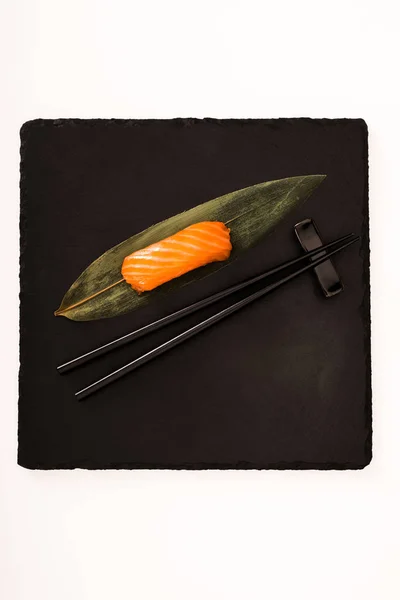 Bovenaanzicht Van Nigiri Sushi Met Garnalen Geserveerd Met Stokjes Zwarte — Stockfoto