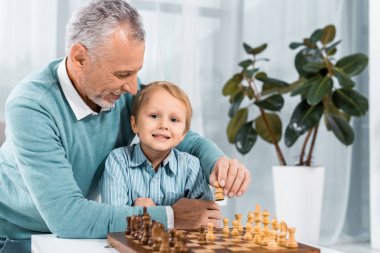 çok güzel torunu evde ile satranç olumlu olgun adam