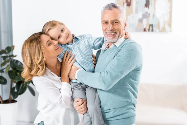 Riendo Pareja Madura Celebración Adorable Nieto Casa — Foto de Stock