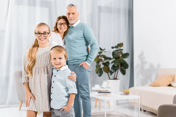 Enfoque Selectivo Los Niños Felices Abrazando Mientras Sus Abuelos Quedan — Foto de Stock