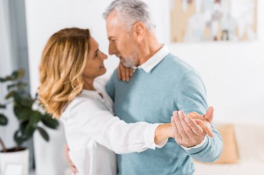 seçici odak olgun çift yüz yüze evde dans