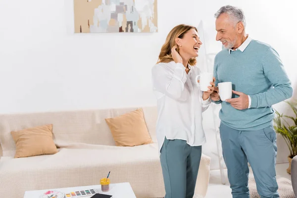 Laughing Beautiful Woman Coffee Cup Talking Husband Home — Stock Photo, Image