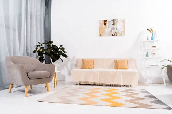Selektiver Schwerpunkt Des Modernen Wohnzimmers Mit Teppich Sofa Und Sessel — Stockfoto