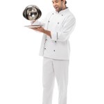 Expresso jovem chef tendo de servir cúpula de prato isolado em branco