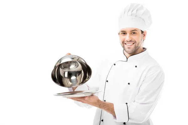 Chef Sorrindo Tomar Cúpula Servindo Prato Isolado Branco — Fotografia de Stock