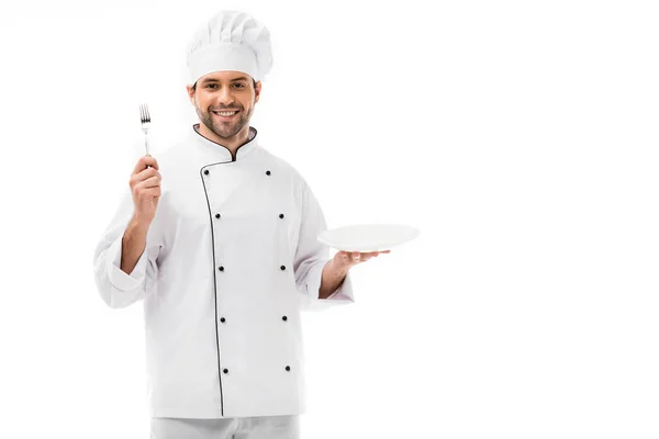 Sonriente Joven Chef Con Plato Tenedor Mirando Cámara Aislada Blanco — Foto de Stock